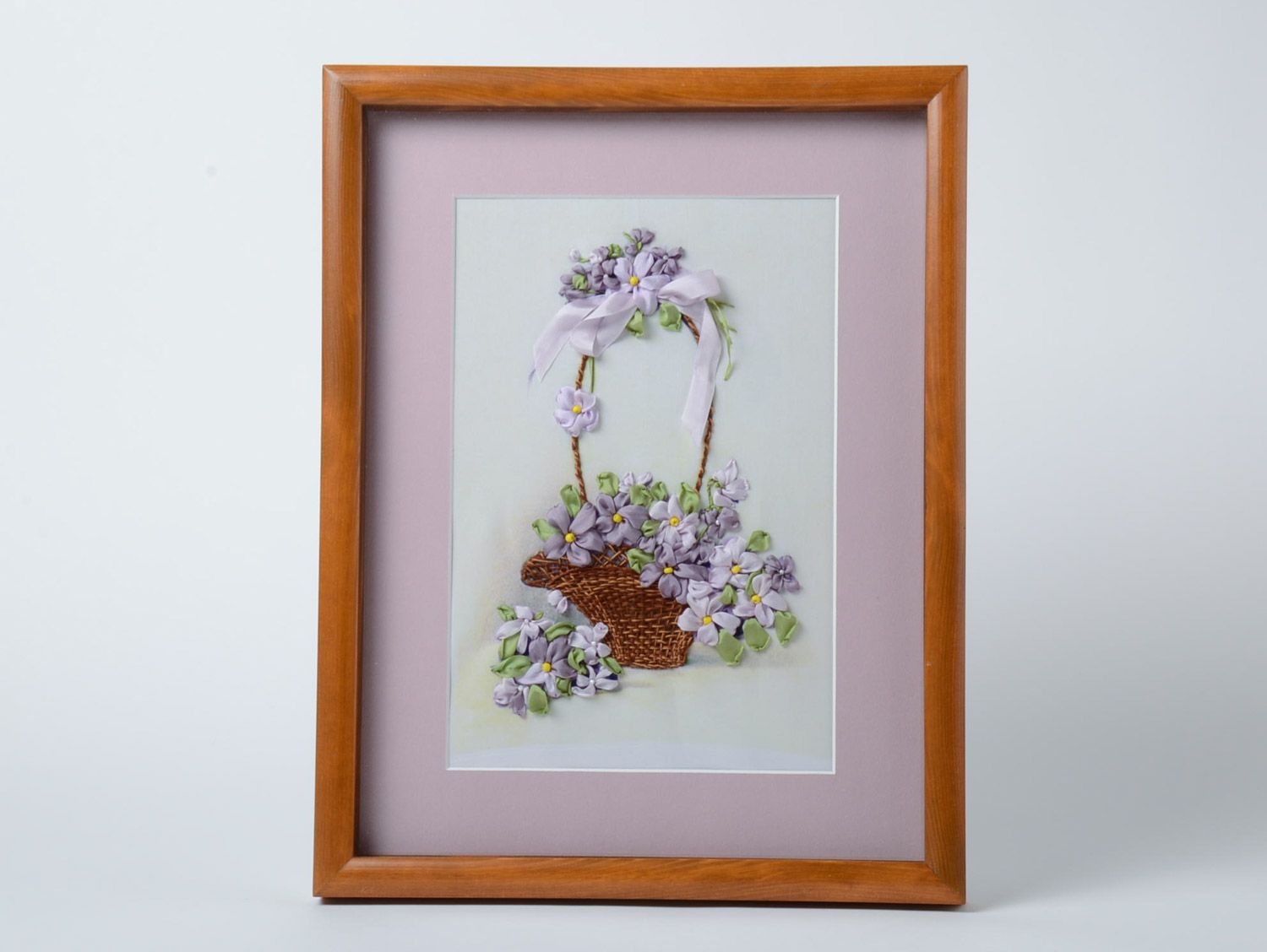 Tableau brodé avec cadre en bois clair fait main décoratif Panier de fleurs photo 1
