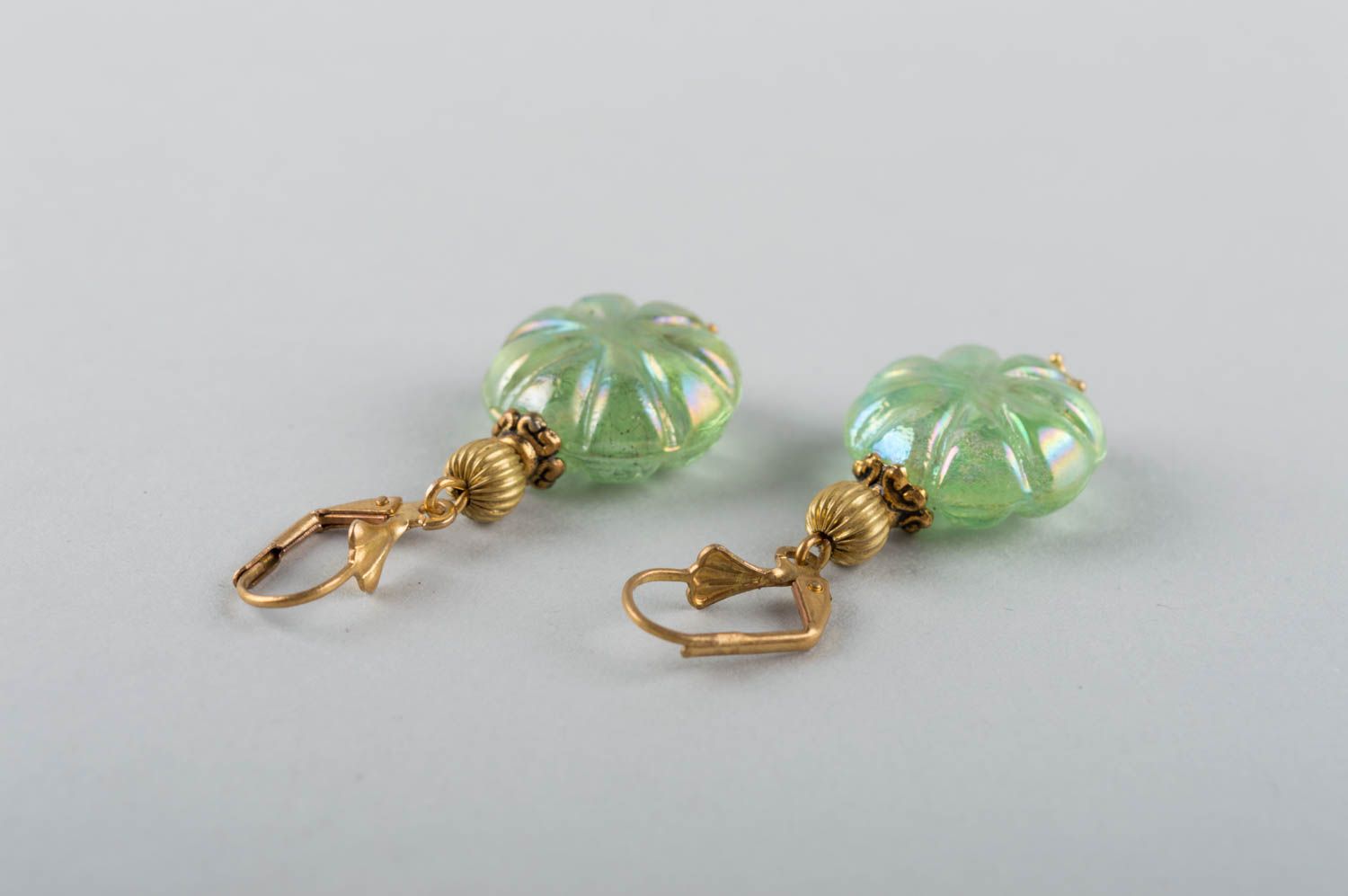 Longues boucles d'oreilles en verre de Murano et laiton vert clair faites main  photo 4