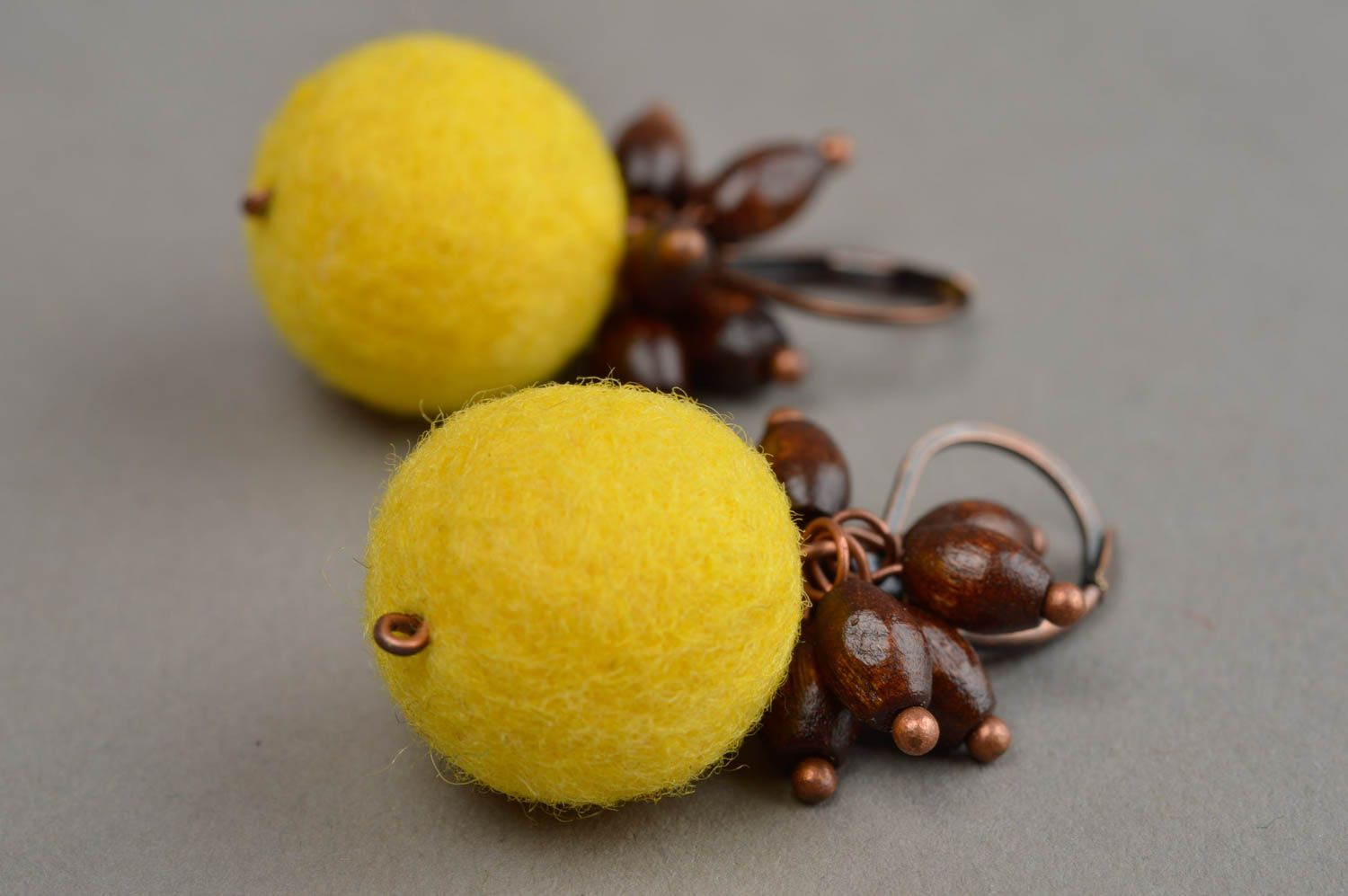 Желтые шерстяные серьги шарики с деревянными бусинами украшение хендмейд фото 4