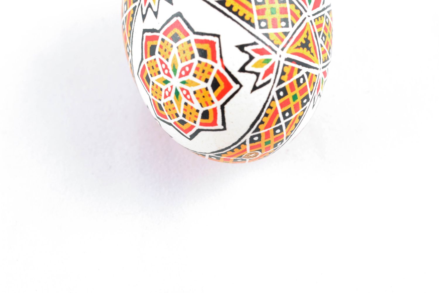 Huevo de Pascua blanco con ornamento foto 4