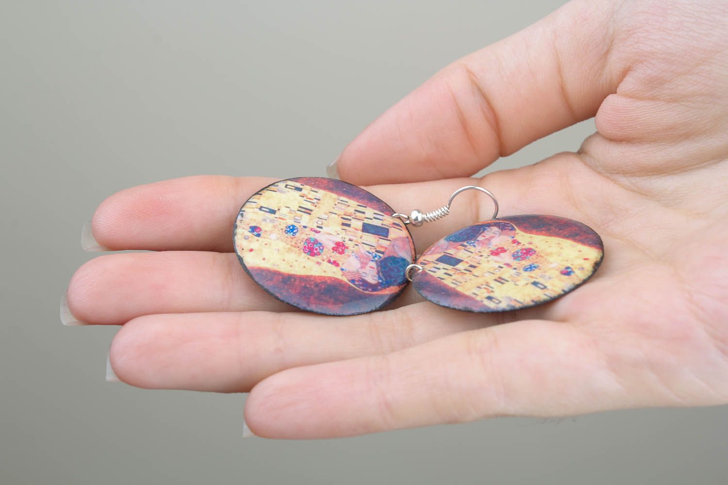 Brincos redondos pingentes feitos à mão de resina epóxi Beijo de Klimt foto 5