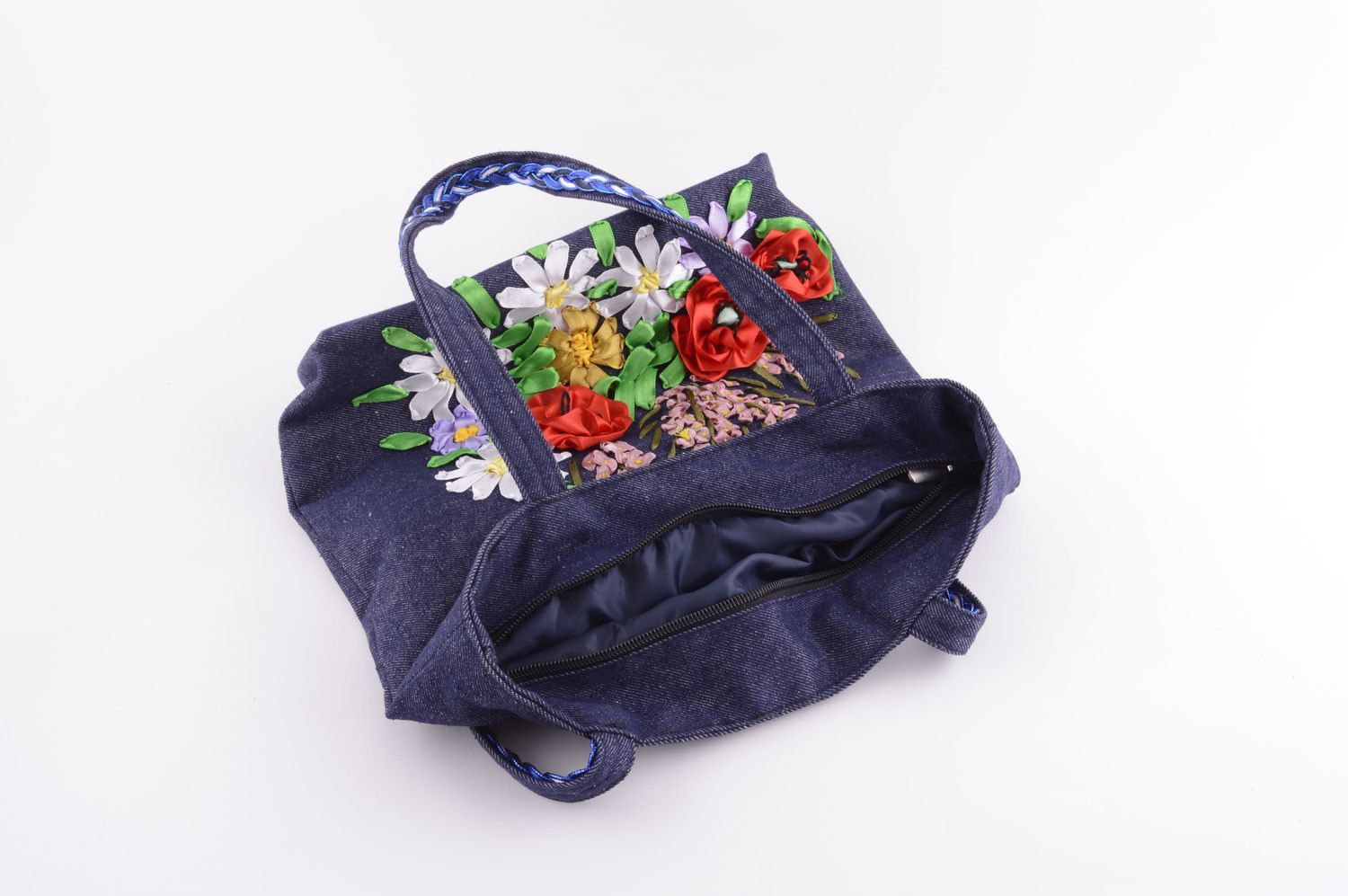 Сумка ручной работы джинсовая сумка вышитая лентами сумка на плечо синяя фото 4