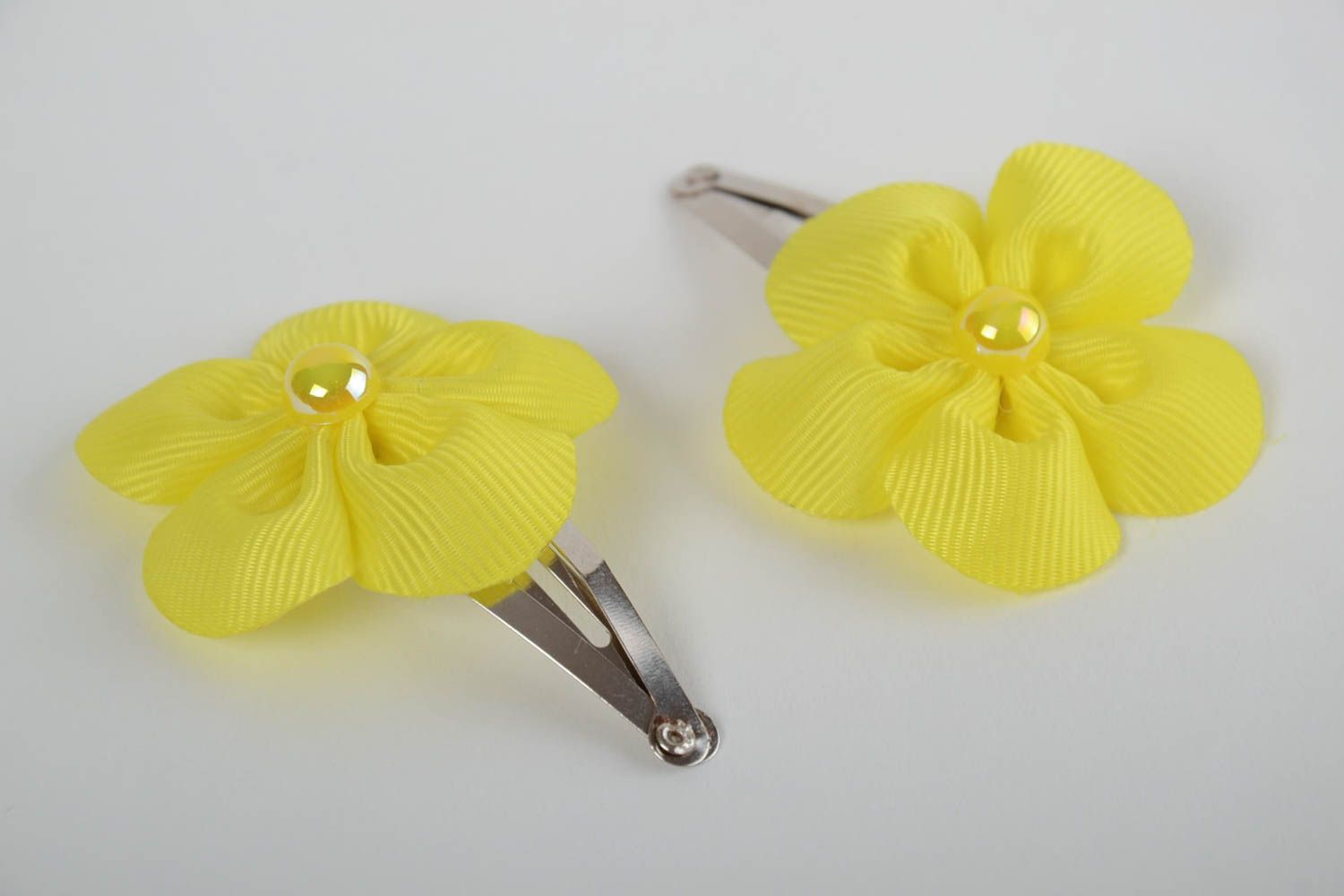 Gelbe handgemachte Haarspangen aus Atlasbändern für Kinder mit Blumen 2 Stück  foto 2