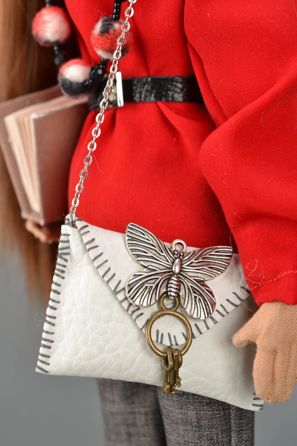 Bambola bella in stoffa fatta a mano pupazzo tessile originale sul supporto foto 4