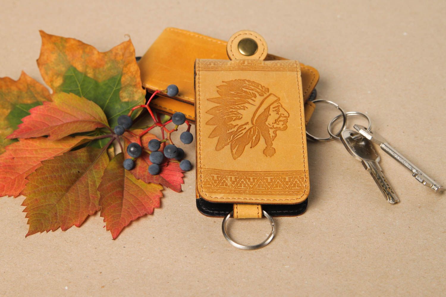 Кожаная ключница ручной работы кожаное изделие оригинальный подарок желтый фото 1