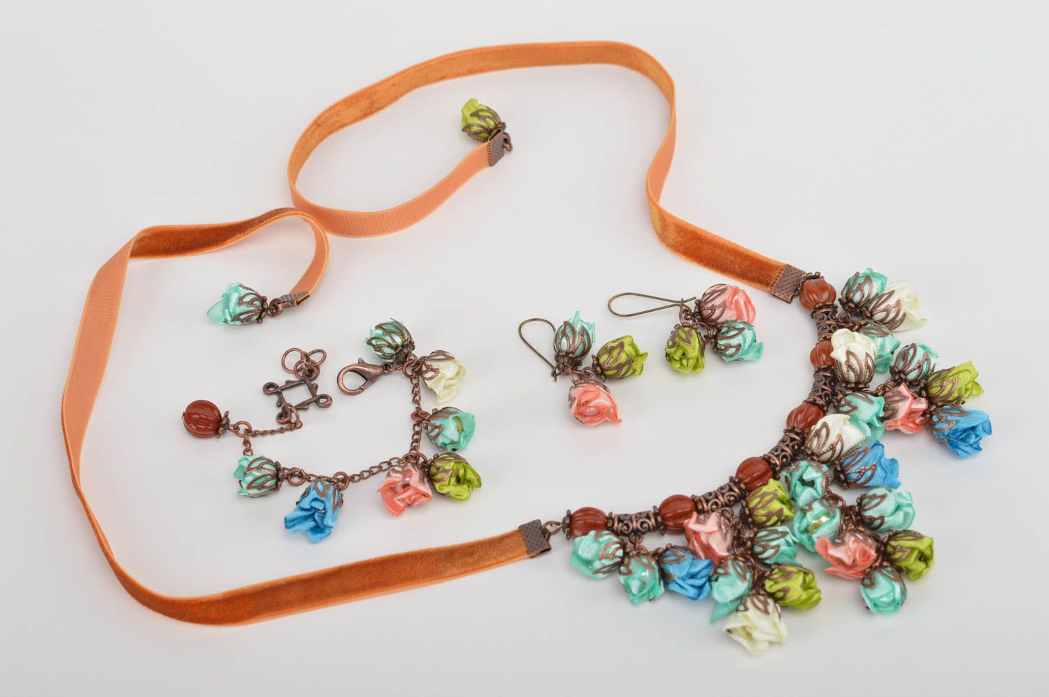 Комплект украшений из атласных лент колье браслет и серьги с цветами хенд мейд фото 3