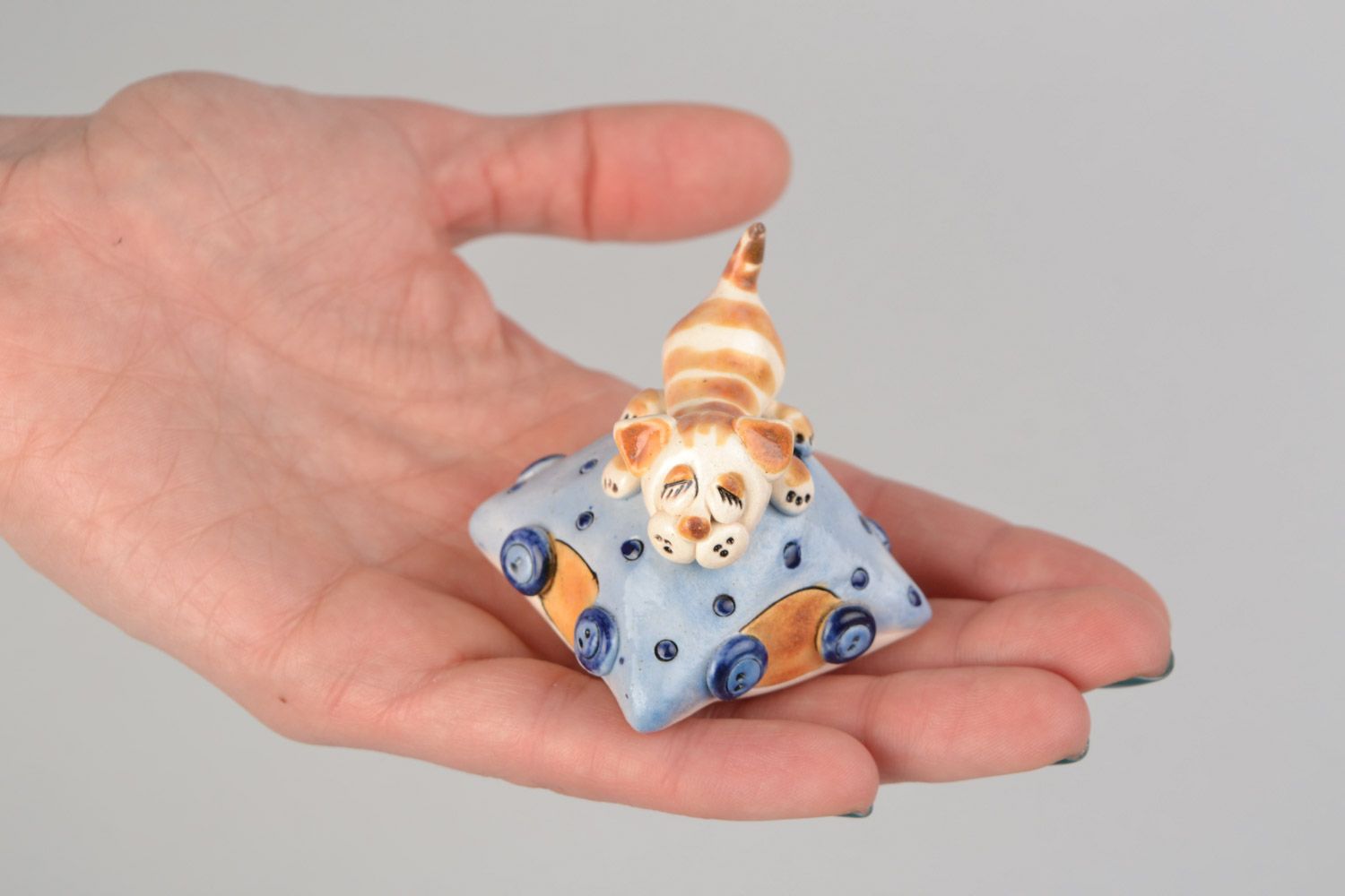 Авторская расписанная глазурью глиняная фигурка котика на подушке ручной работы фото 2