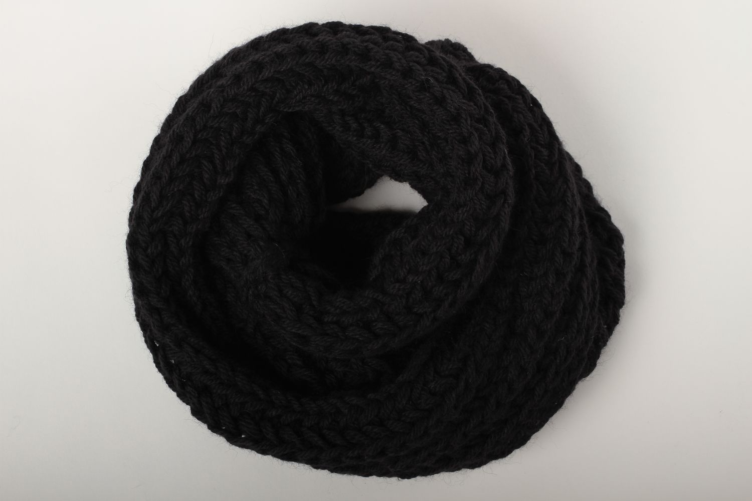 Sciarpa di lana fatta a mano accessorio all'uncinetto da donna in colore nero foto 5