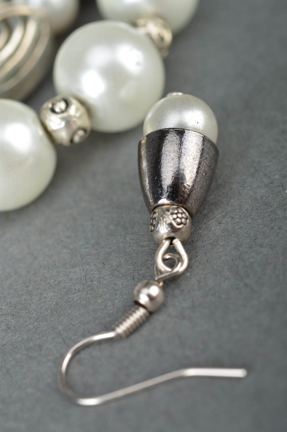 Set de boucles d'oreilles et collier faits main en fausses perles blanches  photo 4