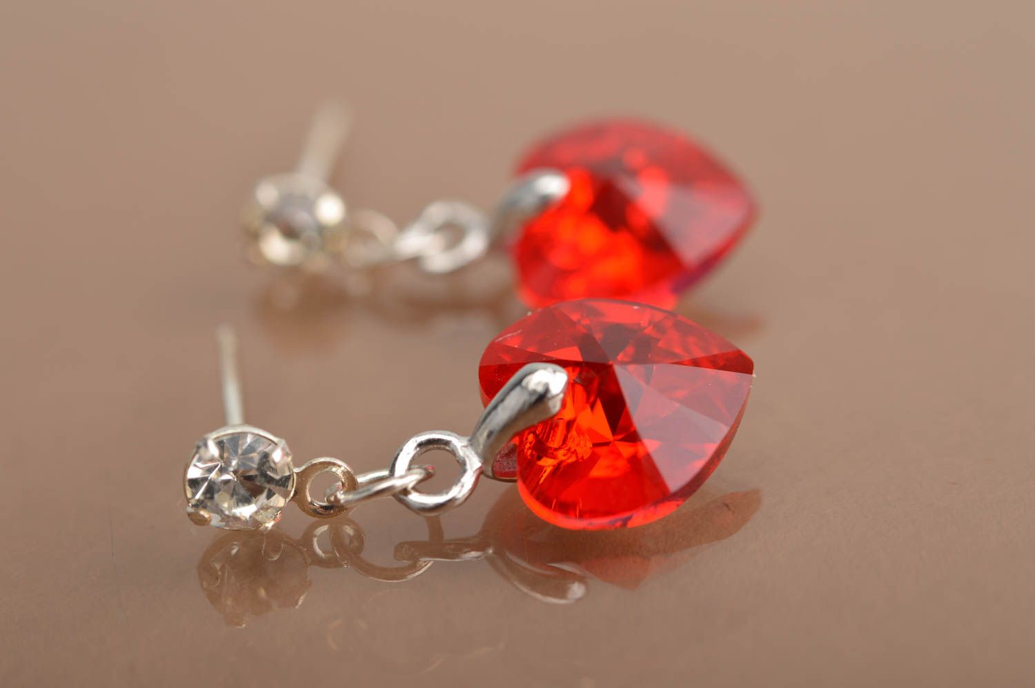 Handgemachte Ohrringe mit roten Herzen und silberfarbener Furnitur für Damen foto 4