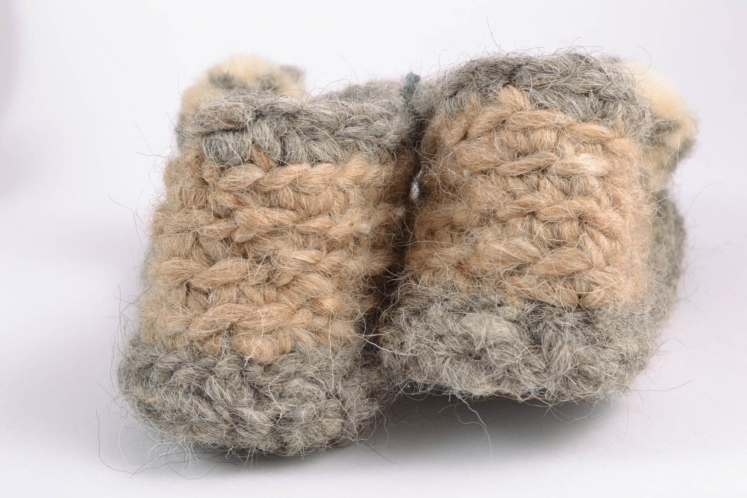 Pantuflas de lana tejidas con pompones foto 5