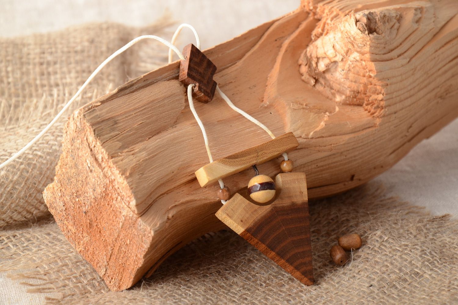 Pendentif en bois fait main original en forme de triangle cadeau pour fille photo 1