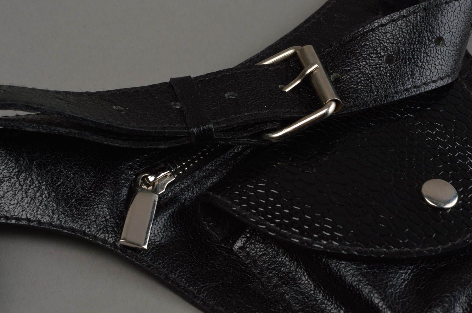 Kleine bequeme stilvolle schwarze Gürtel Tasche aus Leder modisch handgemacht foto 5