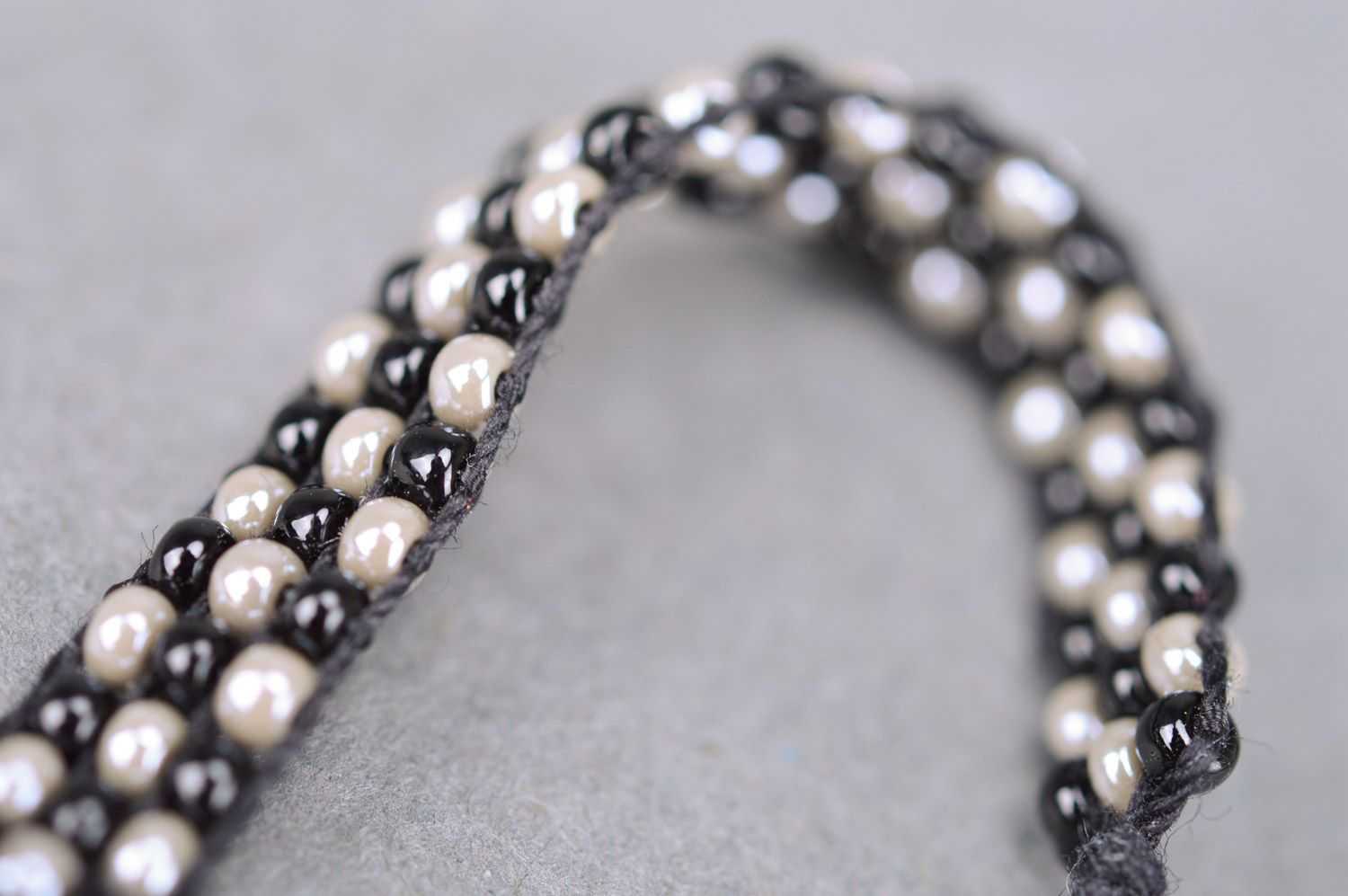 Bracelet fait main tressé de perles de rocaille noir fin accessoire pour femme photo 5