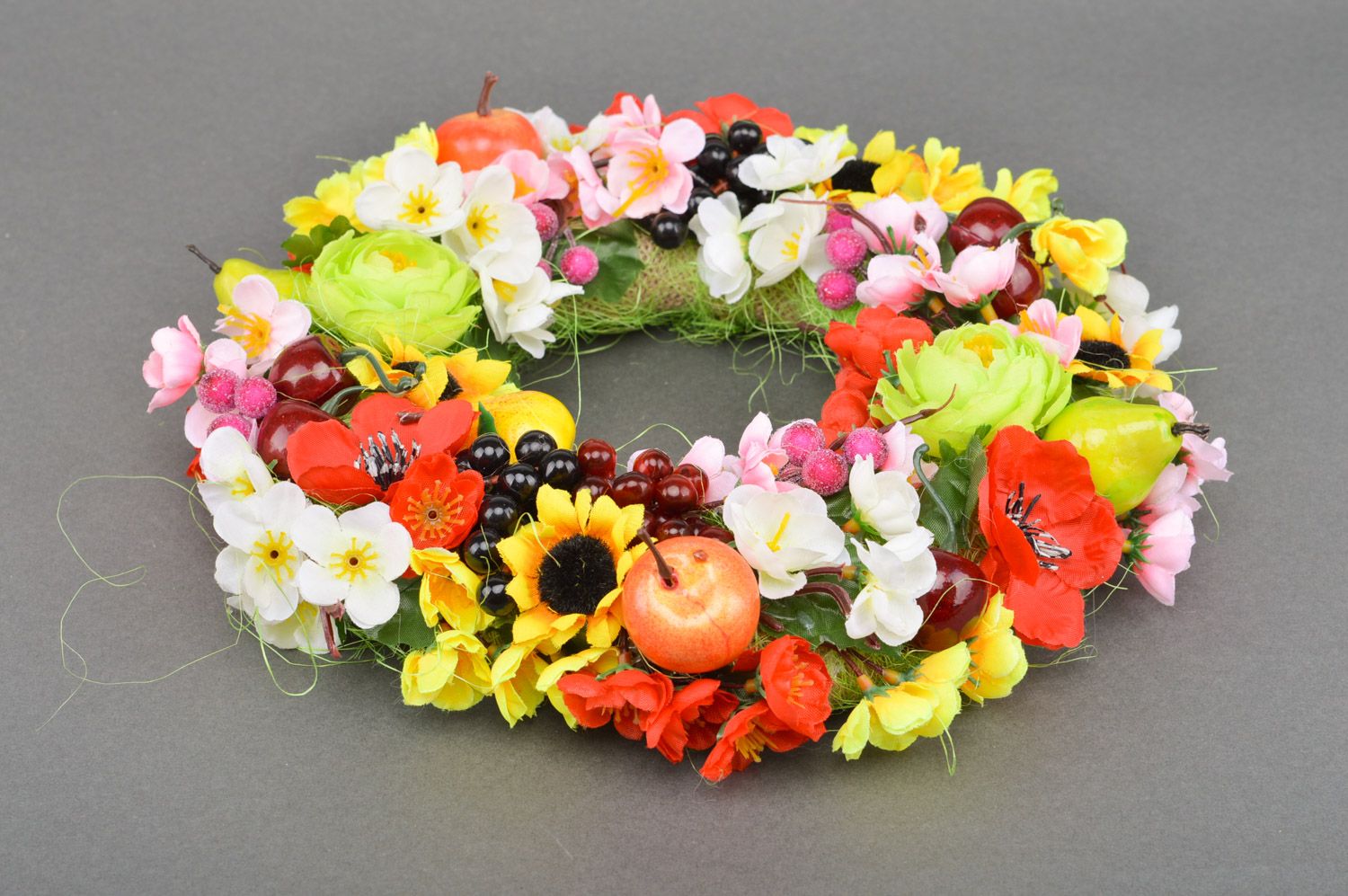 Corona para puerta con flores artificiales y frutas hecha a mano foto 2