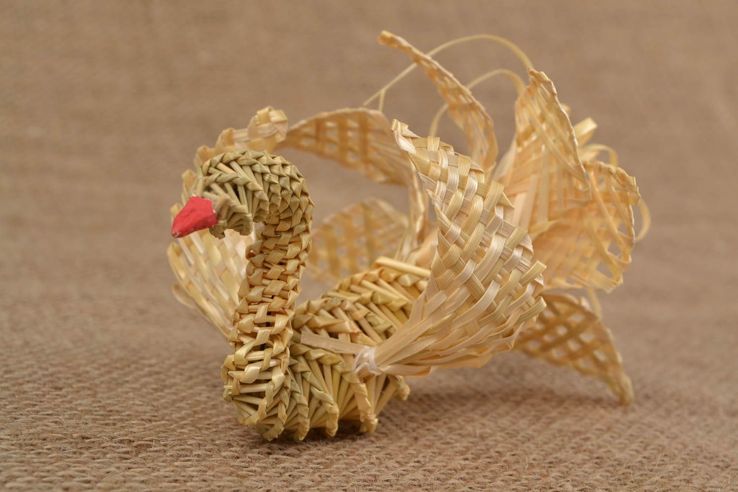 Плетеный сувенир из соломы в виде лебедя небольшой красивый ручной работы фото 1