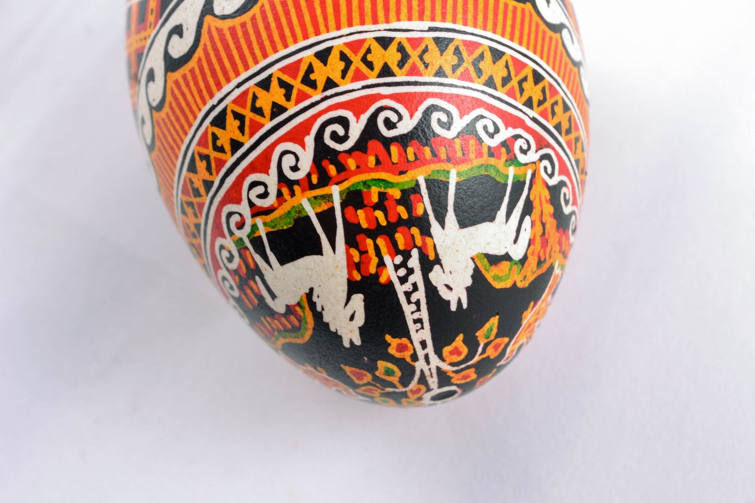 Huevo pintado de Pascua Caballos junto al árbol de la vida foto 4