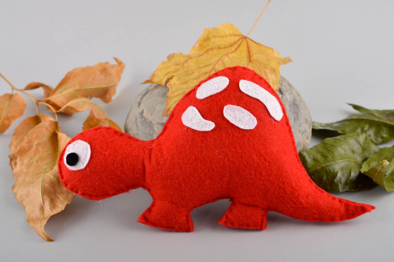 Handmade natürliches Spielzeug Geschenk Idee Dino Kuscheltier aus Filzwolle rot foto 1