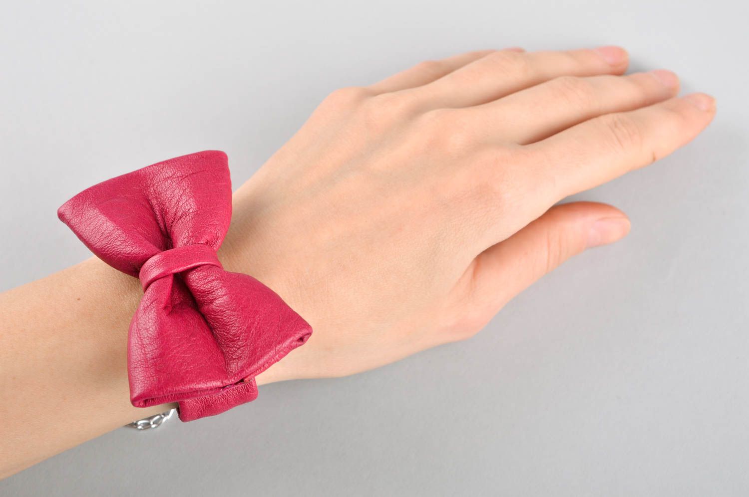 Кожаный браслет хэнд мэйд браслет на руку розовый с бантом украшение из кожи фото 5