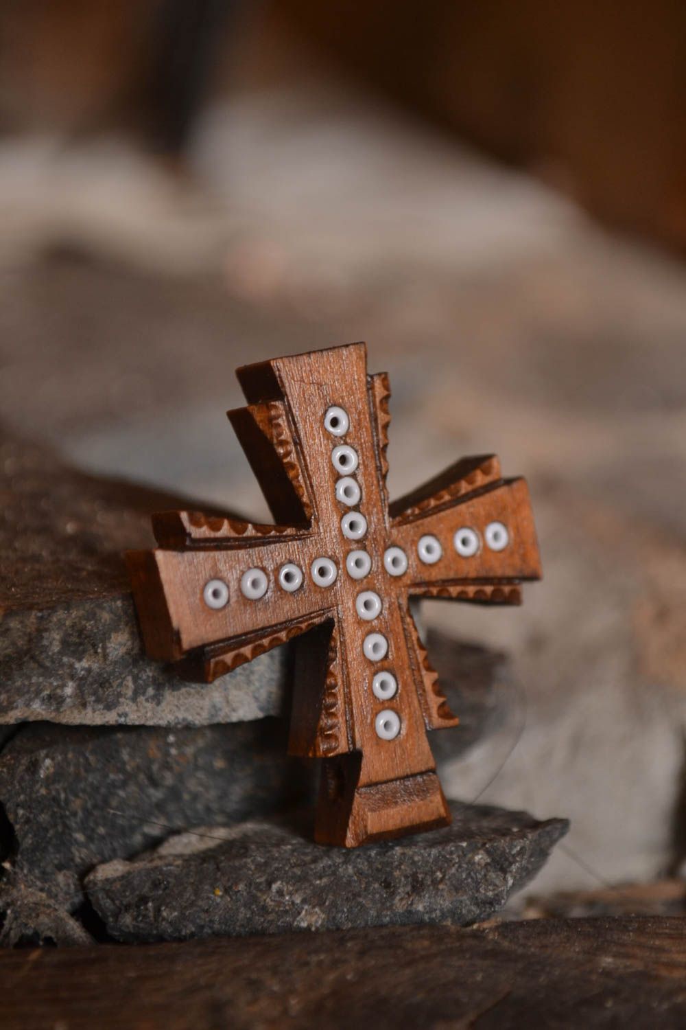 Pendentif croix fait main Bijou ethnique en bois incrusté Accessoire femme photo 1