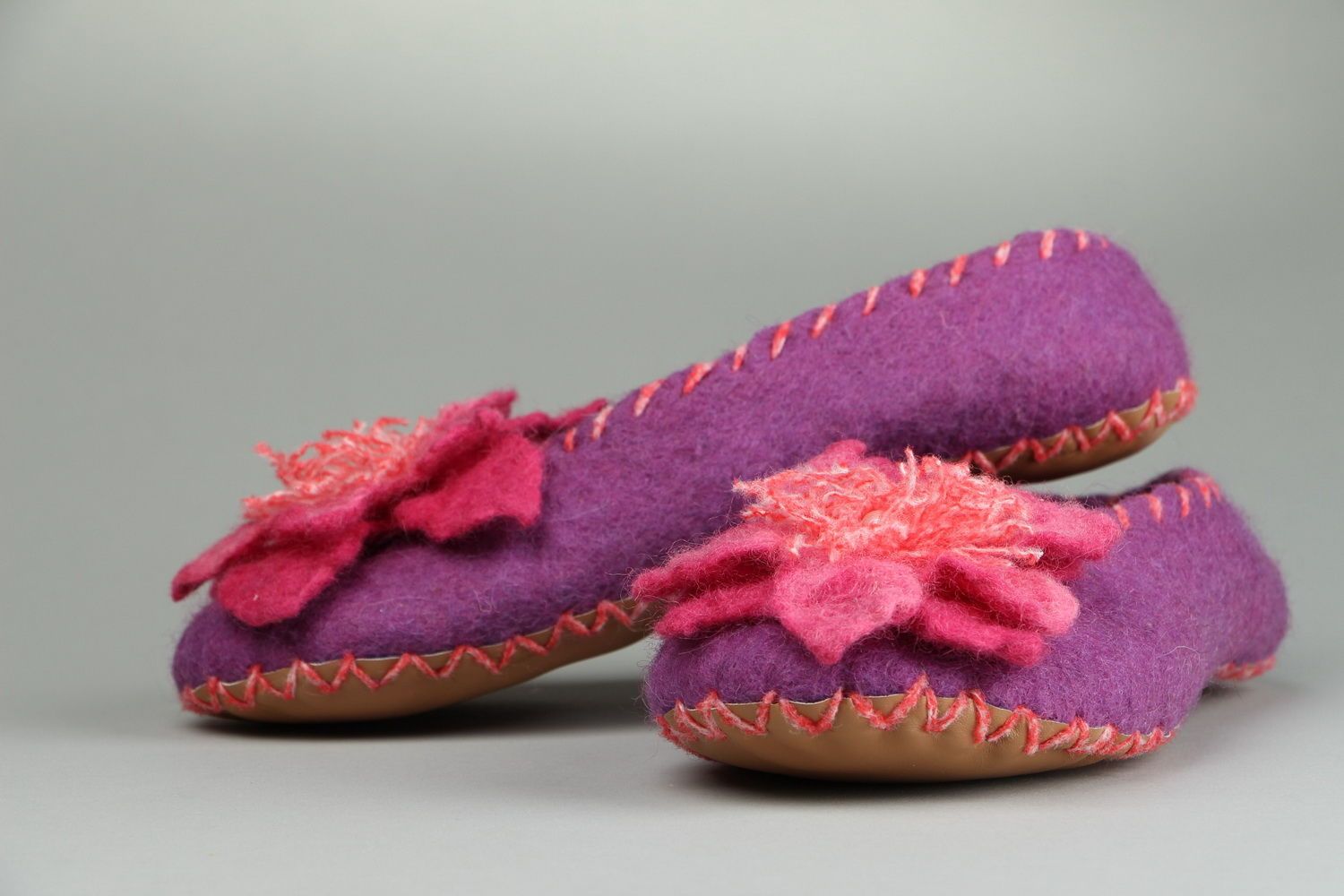 Pantoufles en laine violettes avec fleurs photo 2