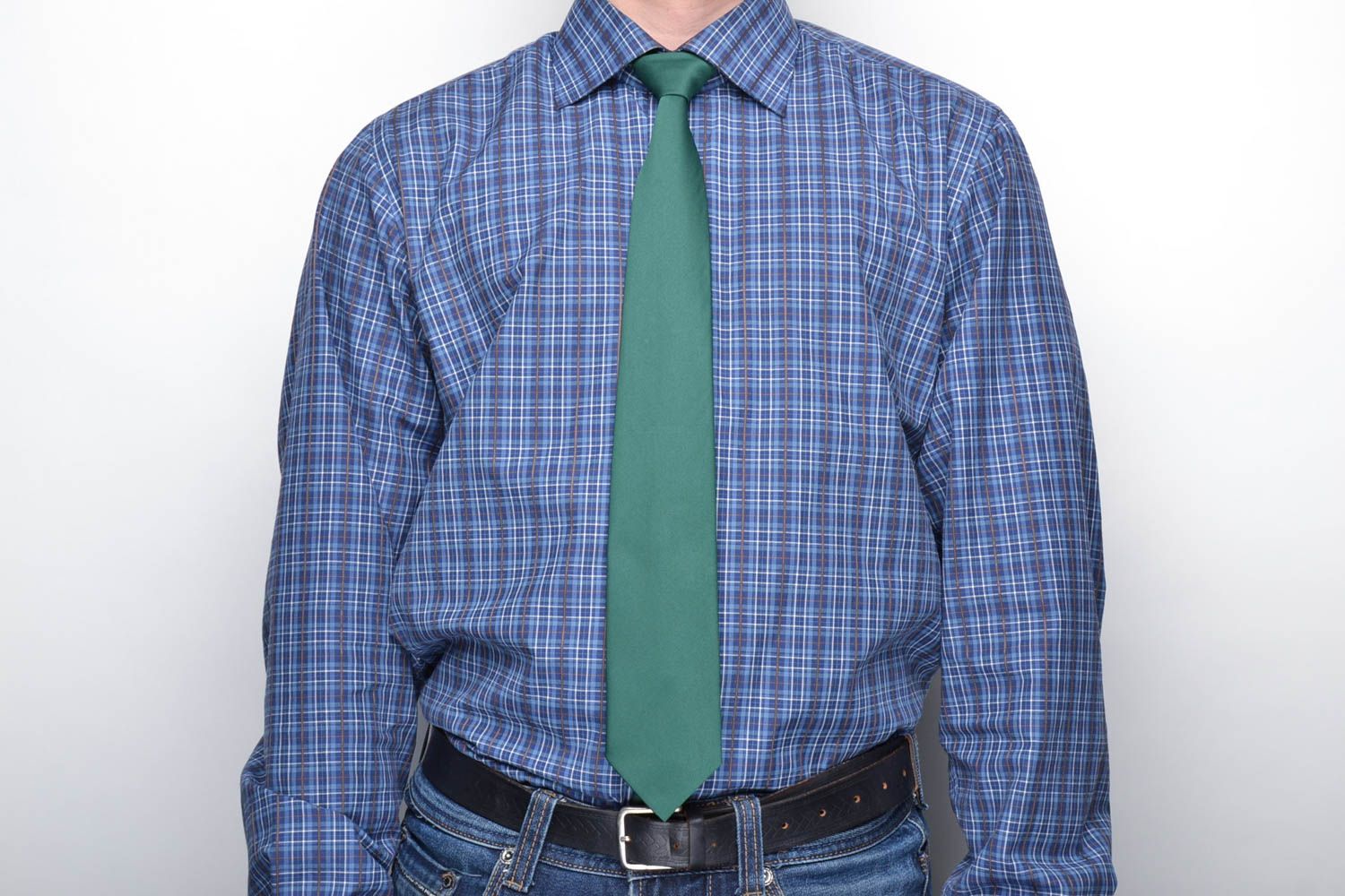 Cravatta d'autore fatta a mano accessorio originale verde di stoffa da uomo
 foto 2