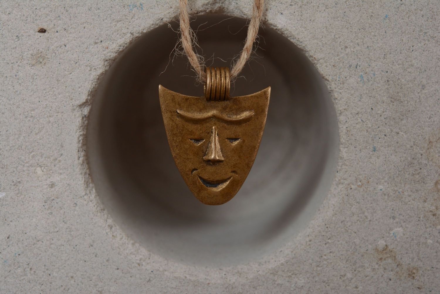 Pingente de bronze artesanal em forma da máscara  foto 4