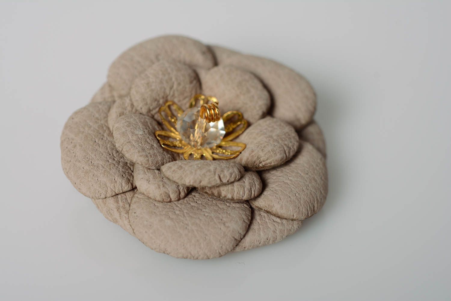 Barrette à cheveux en forme de fleur en vrai cuir beige faite main festive photo 1