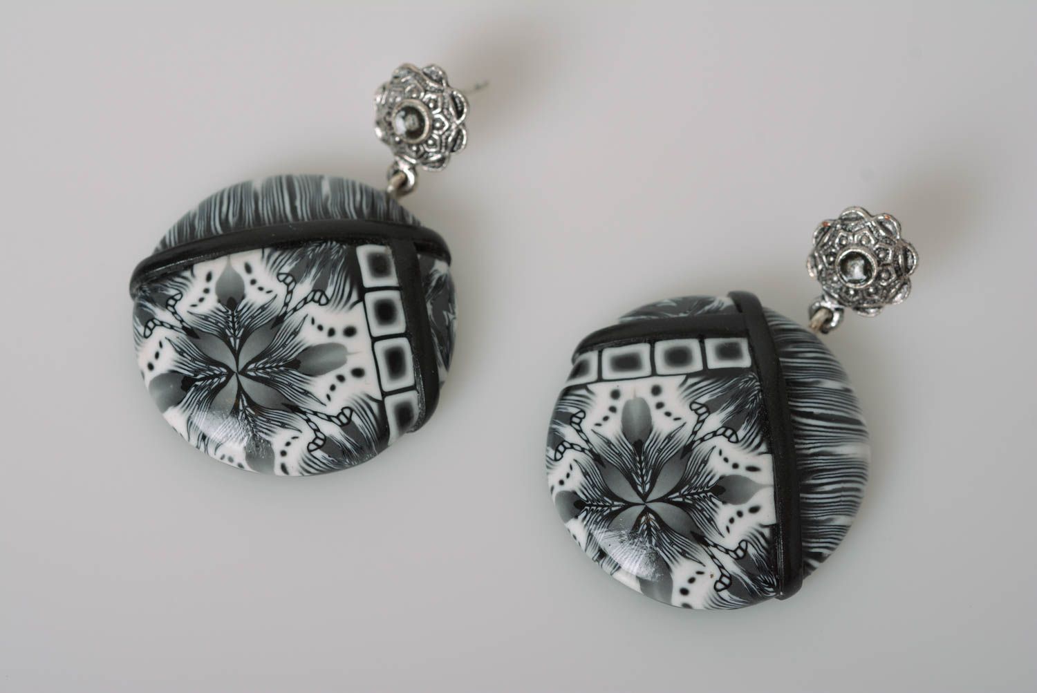 Runde Ohrringe aus Polymerton mit Anhängern handmade schön stilvoll für Frauen foto 4