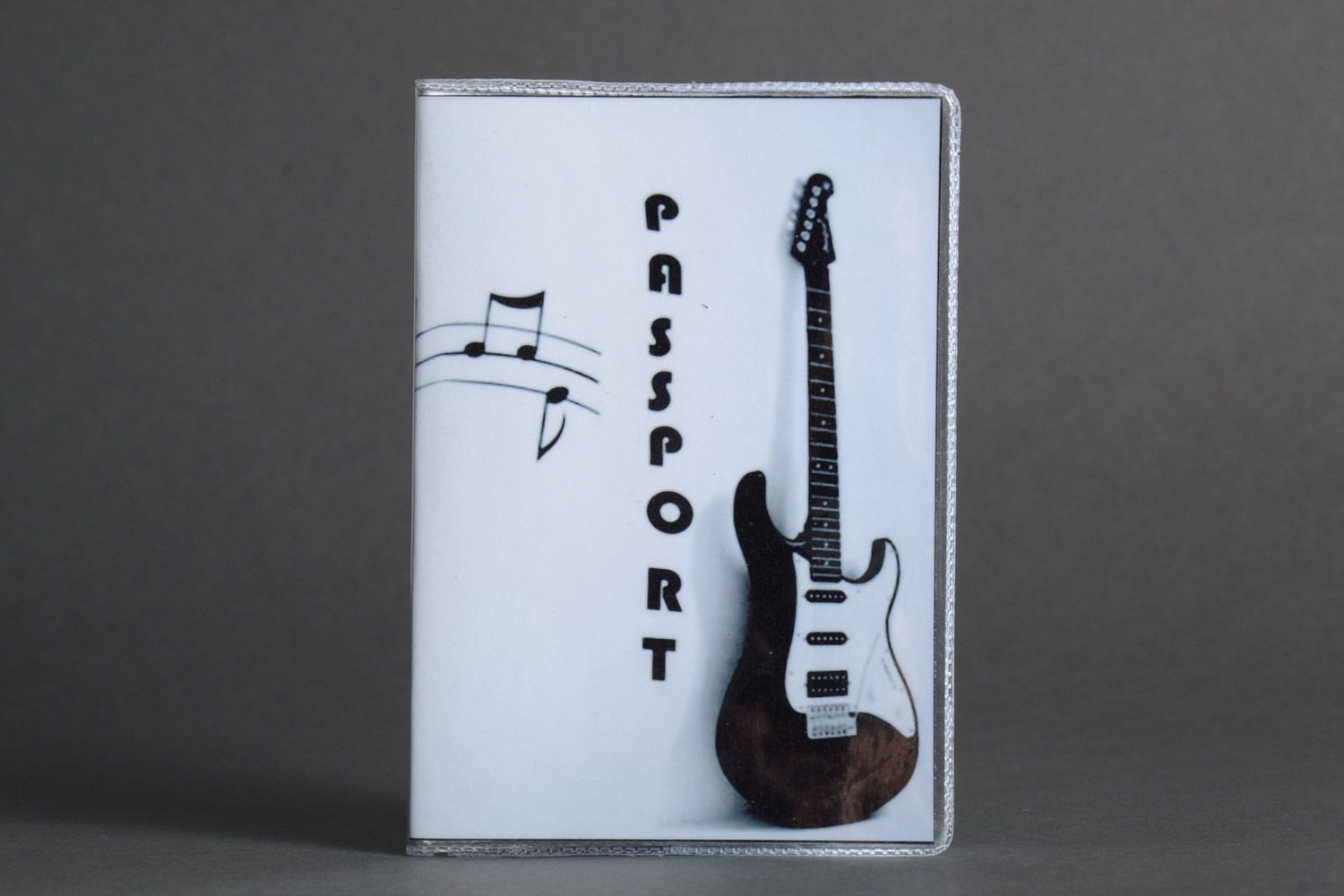 Originelle handgemachte Passhülle mit Bild von Gitarre aus Plastik und Fotopapier für Herren foto 1
