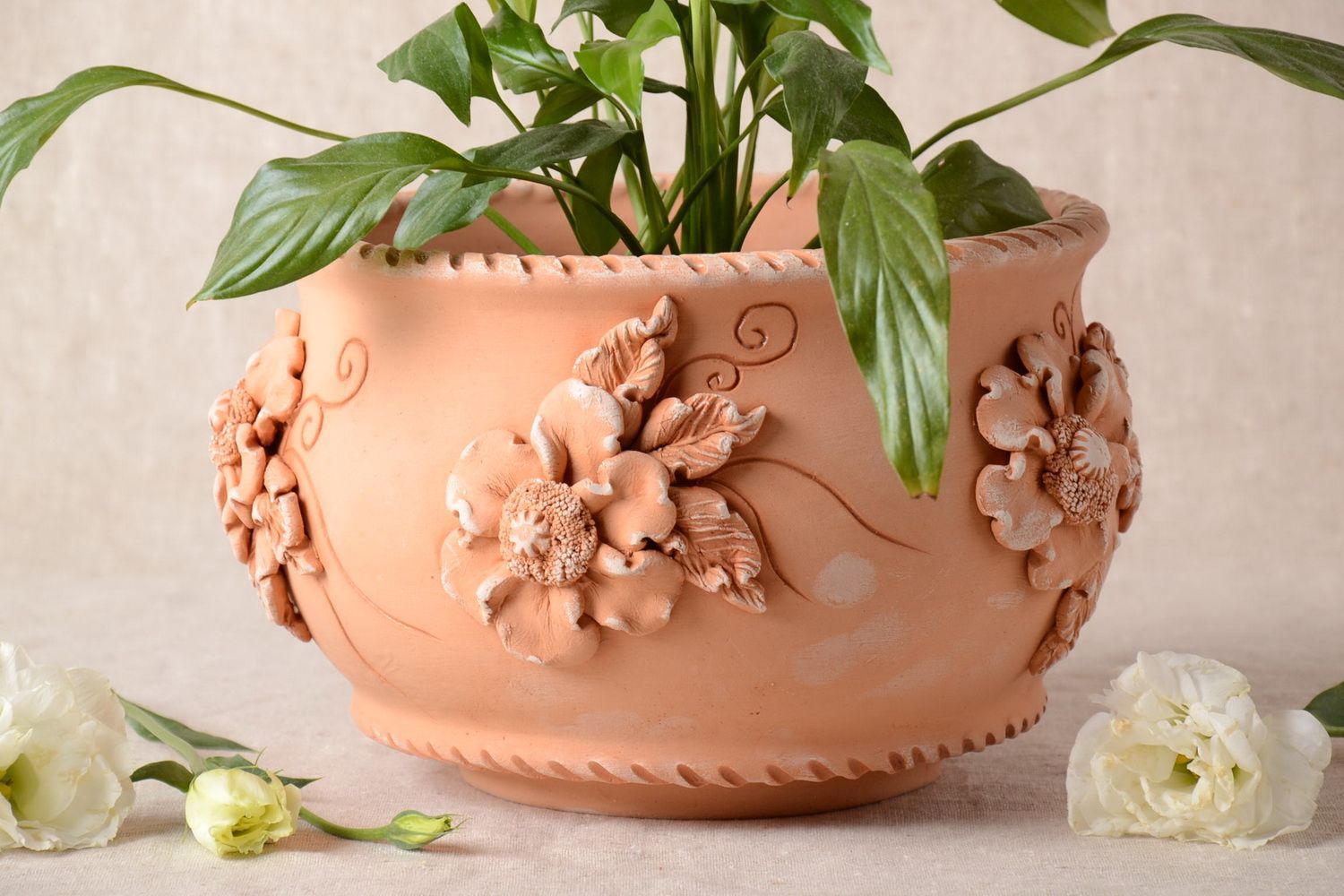 80 oz ceramic flower pot 7 inches tall 11 inches wide and with floral molded pattern 7,6 lb photo 1