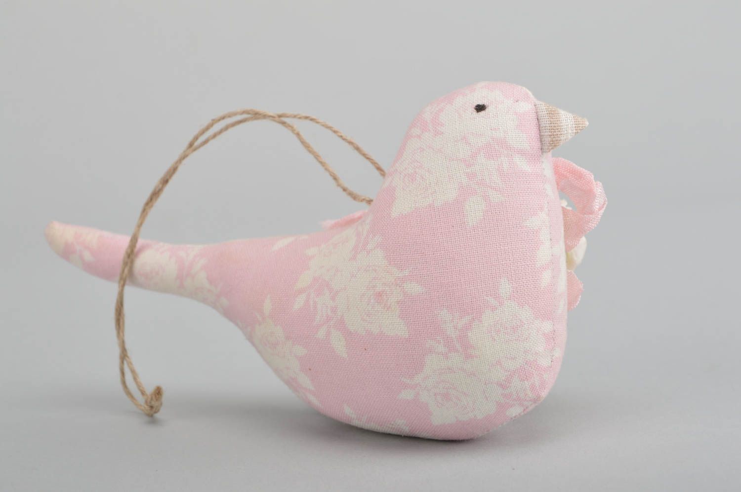 Интерьерная подвеска птичка розовая из хлопка на стену ручной работы для декора фото 4