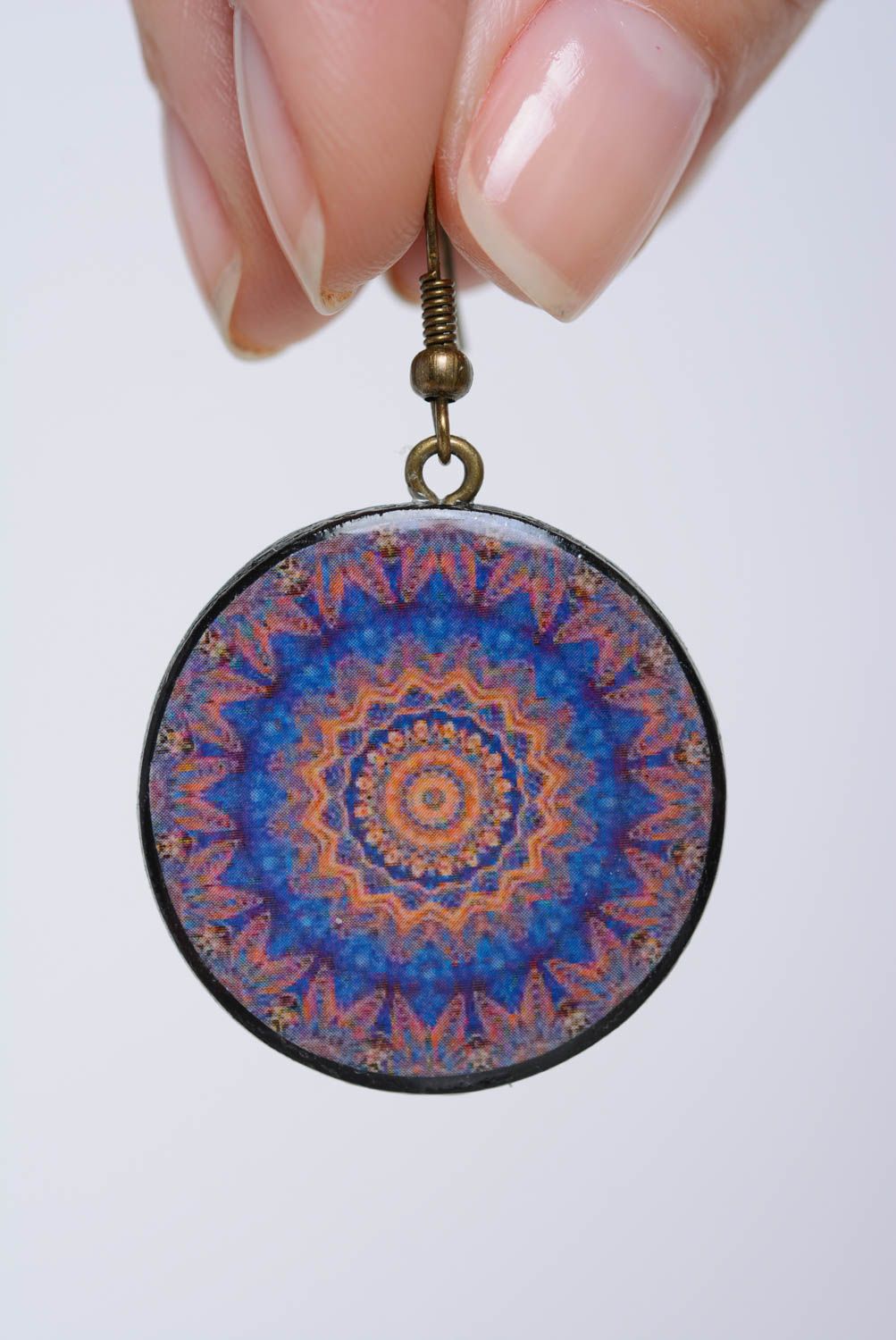 Künstlerische runde Ohrringe mit Muster im Ethno Stil aus Polymerton handmade foto 3