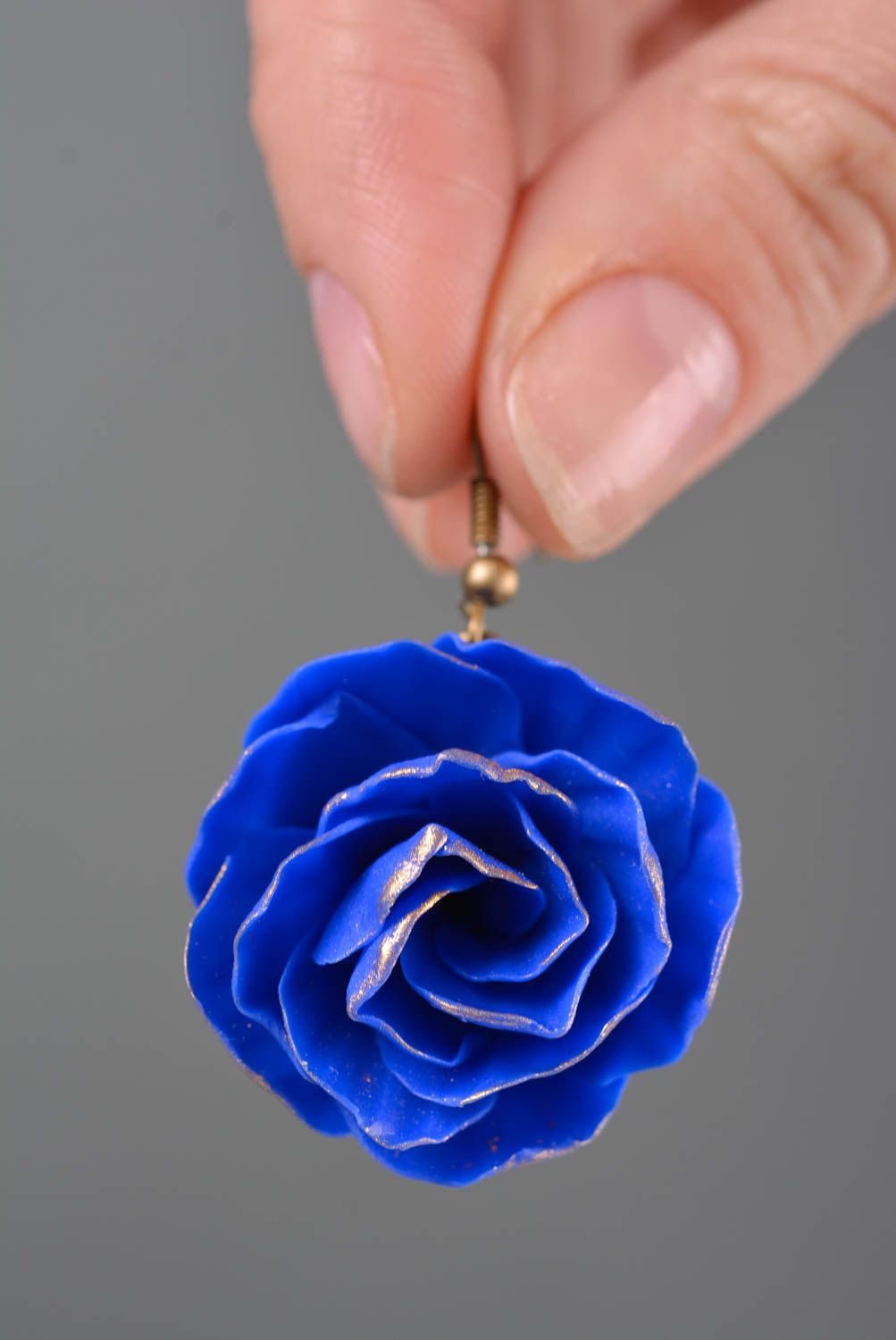 Объемные серьги розы из полимерной глины синие ручной лепки на крючках  фото 2