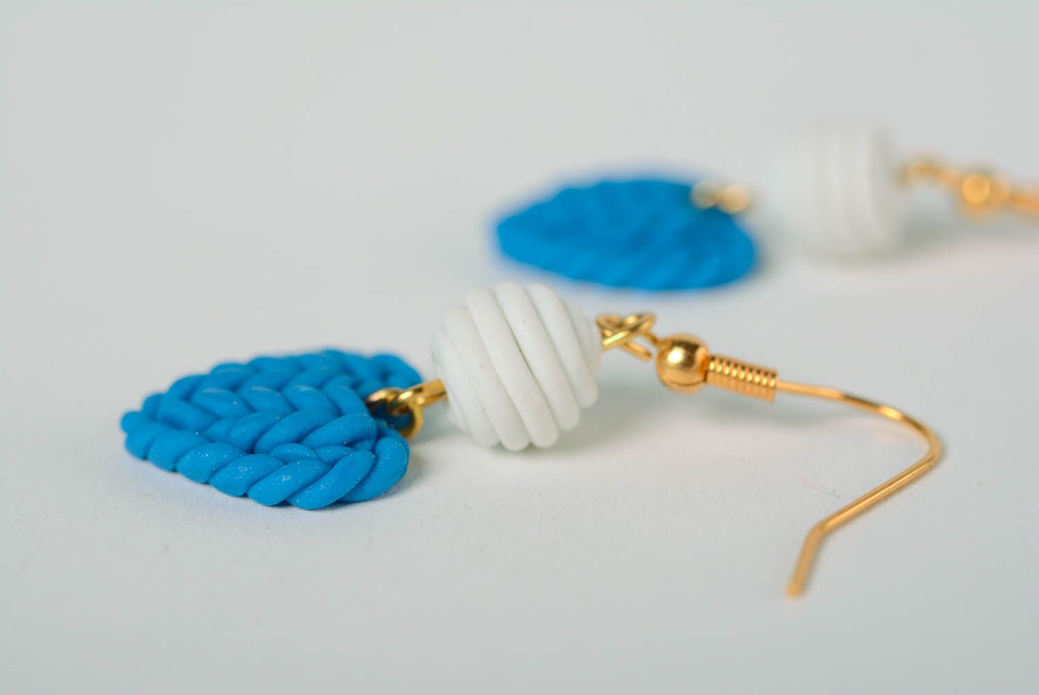 Blaue schöne Herzen Ohrringe aus Polymerton mit Anhängern grell handgemacht für Damen foto 5