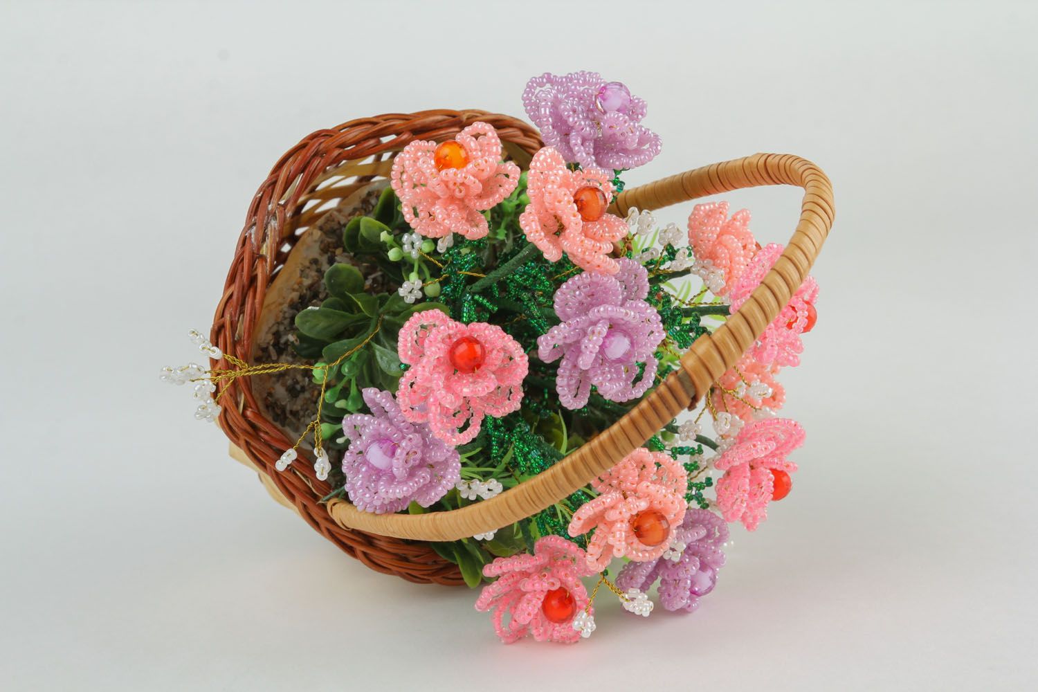 Цветы в корзине из бисера фото 4