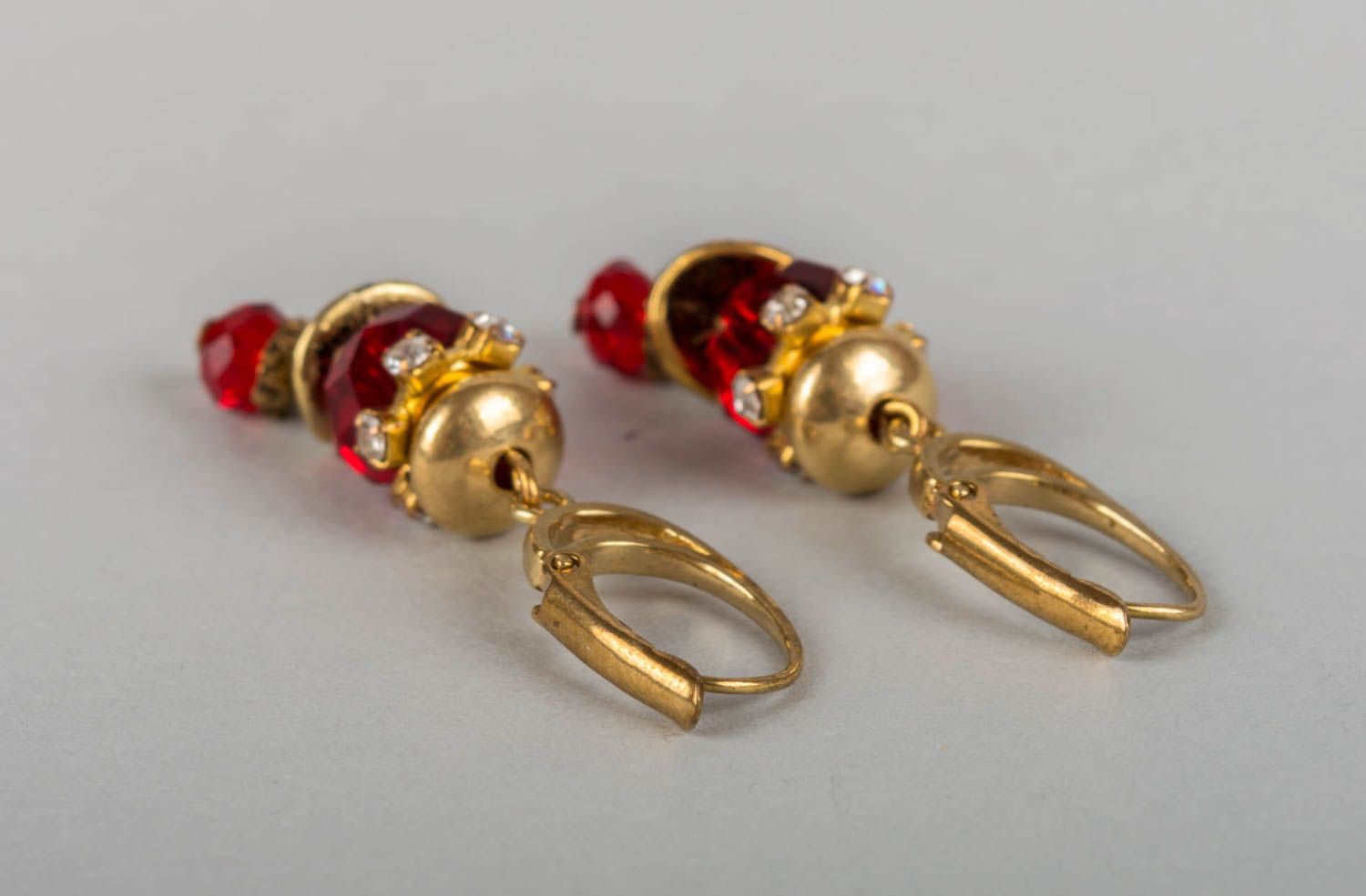 Handgemachte rote Ohrringe mit Anhängern aus Kristallen und Messing für Damen foto 3