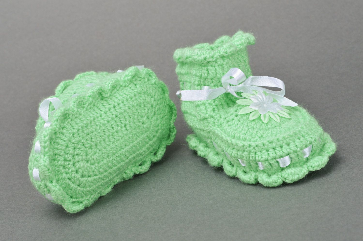 Patucos de bebé artesanales tejido a ganchillo de acrílico verdes claros con cinta para niño foto 5