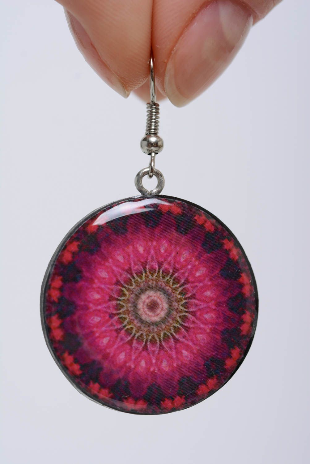 Серьги из полимерной глины розовые с черным круглые стильные ручной работы фото 3