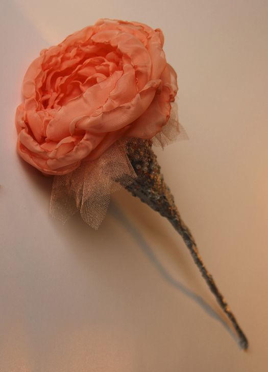 Цветок из кристалона и фатина с бисером и бусинами ручной работы кораллового цвета фото 3
