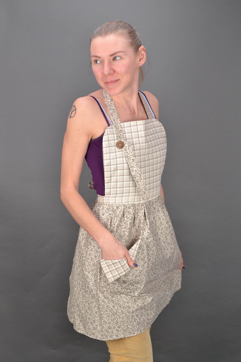Kitchen apron made of checkered fabric  photo 1