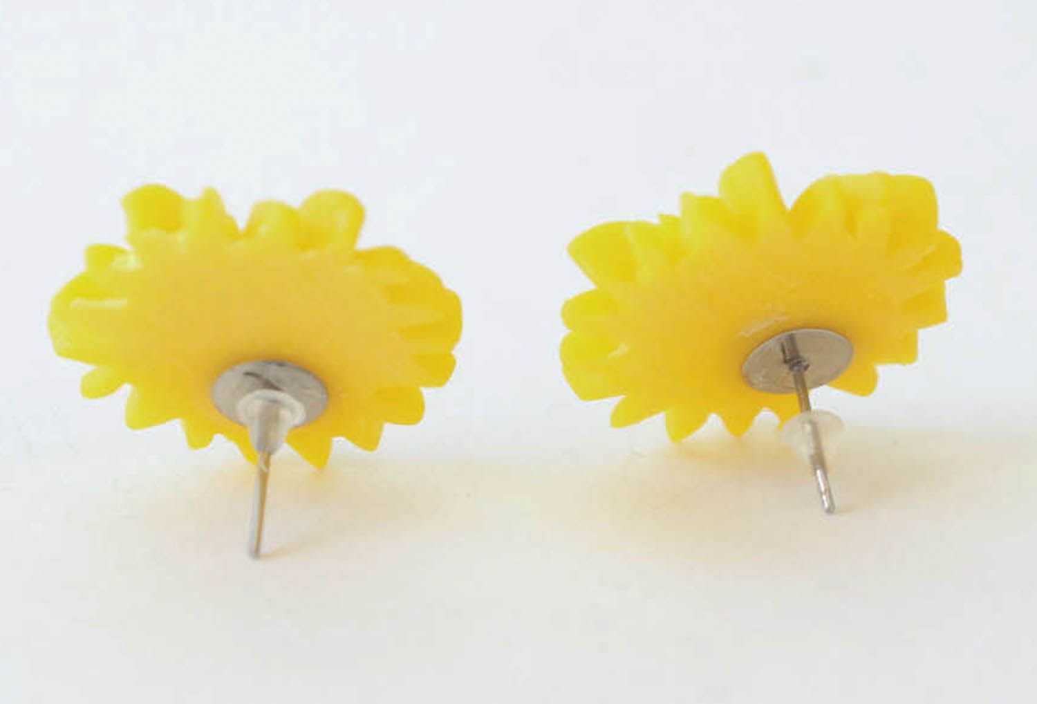 Brincos artesanais de cerâmica plástica em forma de flores amarelas foto 3