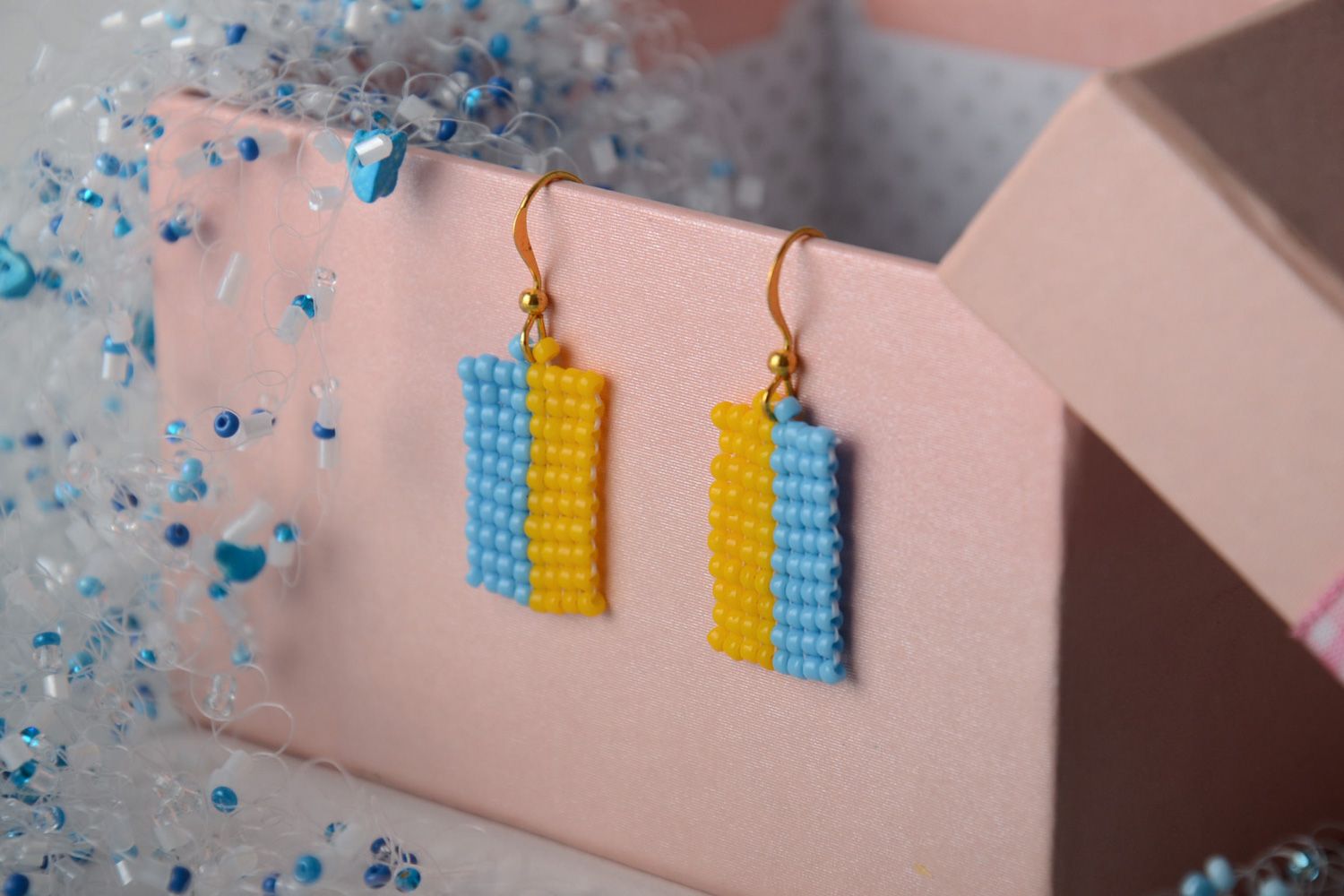 Boucles d’oreilles de perles de rocaille pendantes bleu et jaune faites main photo 1