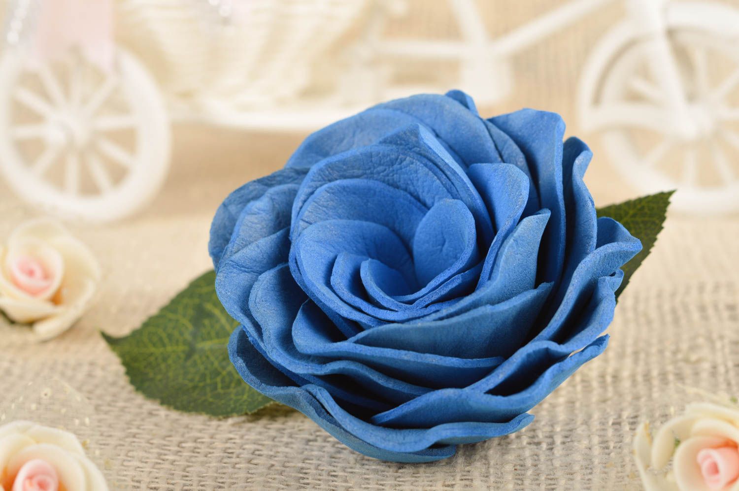 Handmade Blumen Brosche Accessoire für Frauen Mode Schmuck aus Foamiran blau foto 1