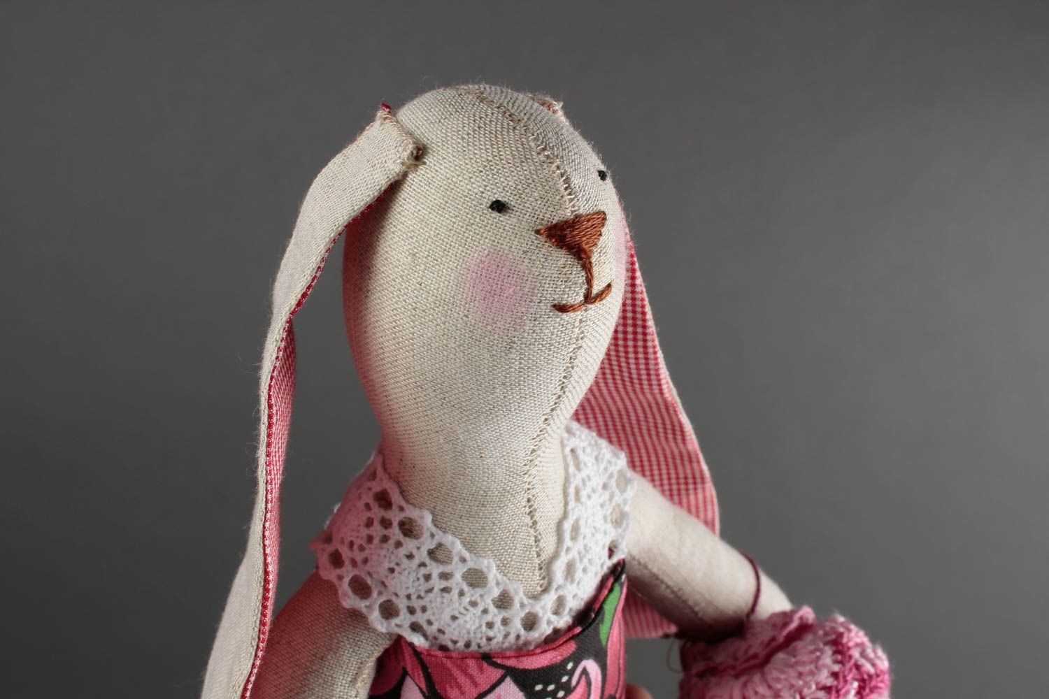 Schönes Kuscheltier Hase im Kleid handmade Stoff Spielzeug Geschenk für Kinder foto 3