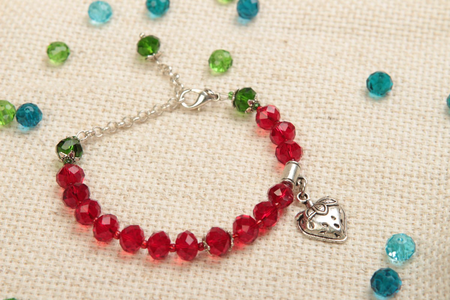 Bracelet rouge cristal Bijoux fait main pendeloque fraise en métal Cadeau femme photo 1