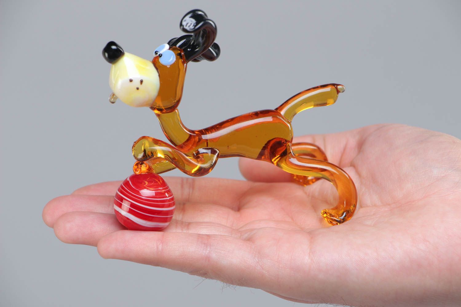 Figurine chien en verre au chalumeau avec balle faite main originale photo 5