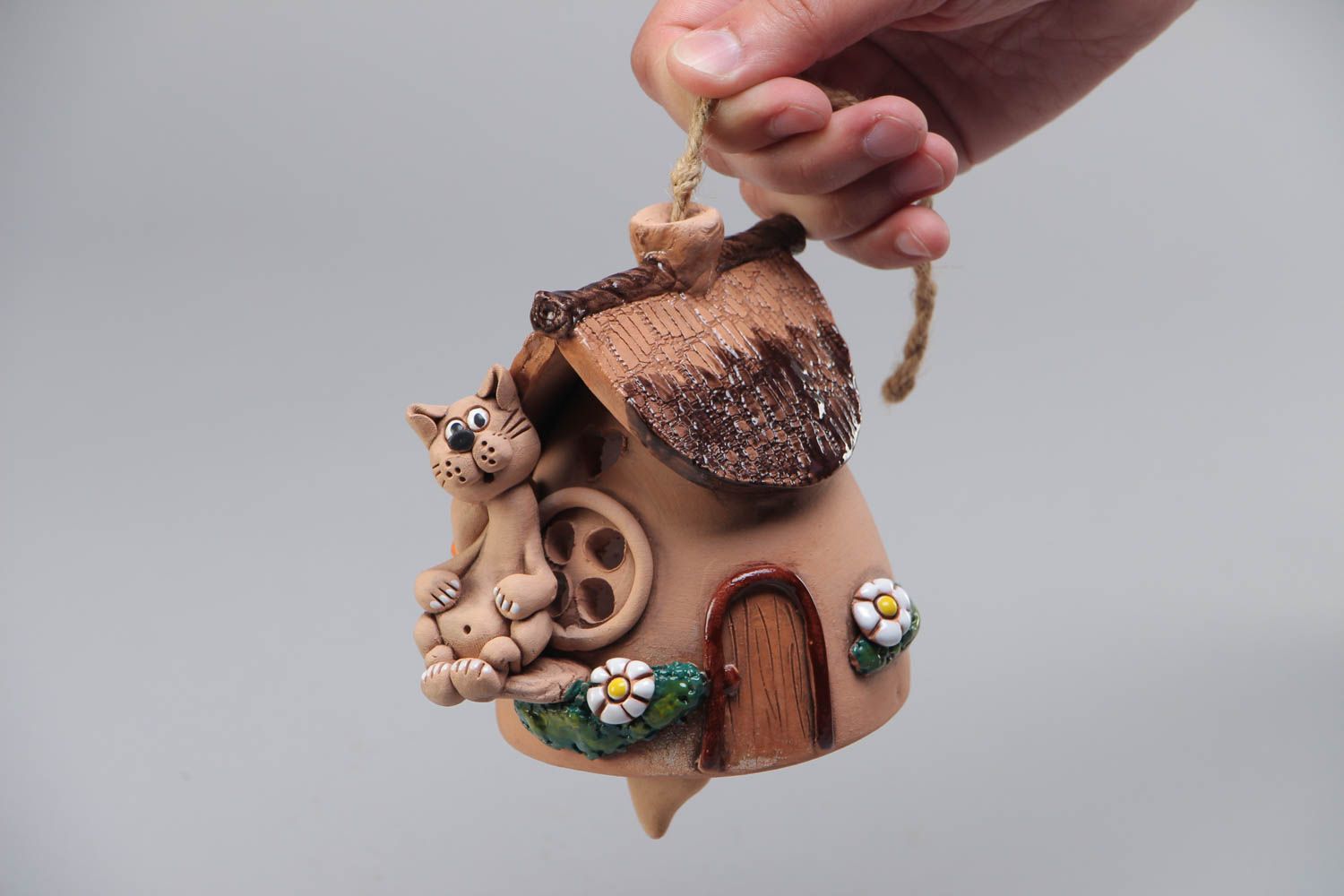 Petite clochette en céramique brun clair faite main en forme de maisonnette   photo 5