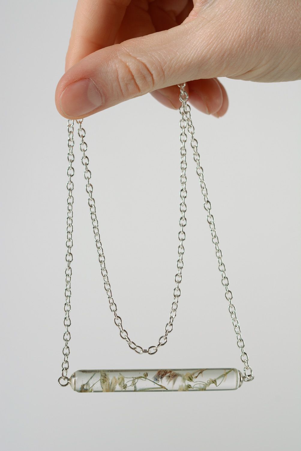 Transparent handmade botanical pendant with real plant coated with epoxy resin and equipped with long chain photo 2