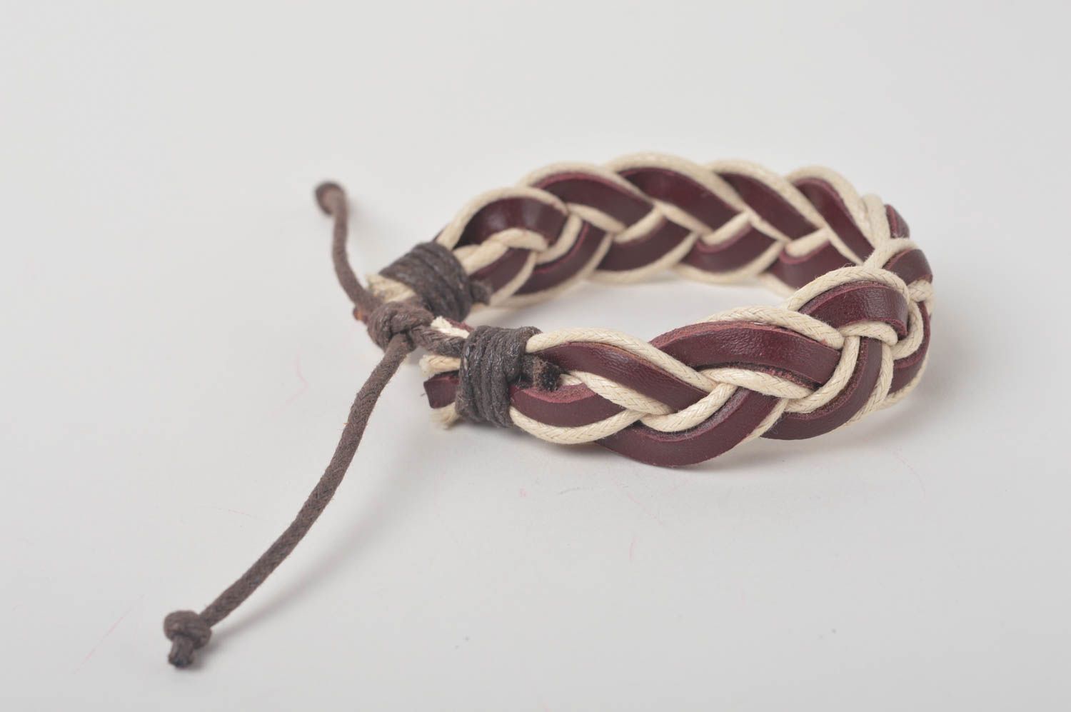 Bracelet en cuir Bijou fait main design de créateur tresse Accessoire femme photo 2